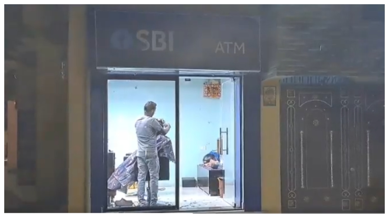 ATM-க்குள் சென்றவர்களுக்கு காத்திருந்த பேரதிர்ச்சி… SBI ஏடிஎம்-மில் பணம் வராது, ஹேர் ஸ்டைல் தான் வரும்… வைரலாகும் வீடியோ…!!!