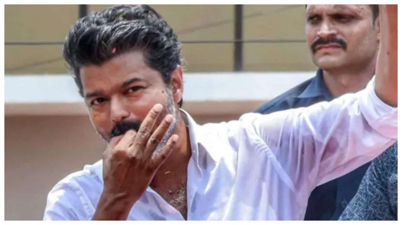 தளபதி விஜய்யின் பள்ளி மதிப்பெண் சான்றிதழ் வைரல்… கணிதத்தில் சொதப்பல்.. ஆனால் தமிழில் செம ஸ்கோர்… வைரல் மார்க் லிஸ்ட்…!!!
