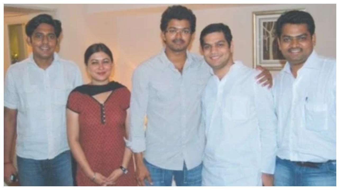 “அன்றே முடிந்திருக்க வேண்டிய அரசியல் என்ட்ரி”… விஜய்யை முடக்கியது காங்கிரஸா?… த.வெ.க பிறக்க இதுதான் காரணமா…?