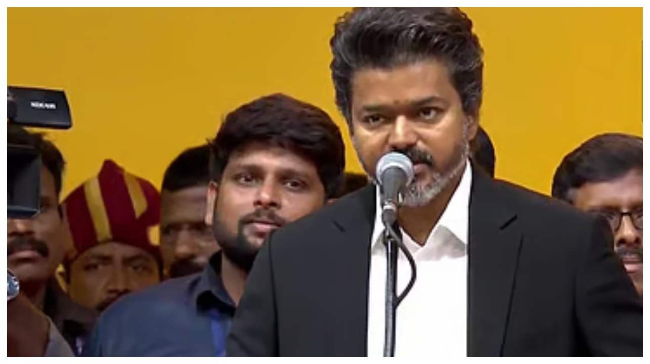 நேரு ஸ்டேடியத்தில் பதவியேற்பு விழாவில் விஜய் செய்த அந்த ஒரு காரியம்… எல்.இ.டி திரையில் விஜய்யை பார்த்ததும் தொண்டர்கள் செய்த நெகிழ்ச்சி சம்பவம்…!!!