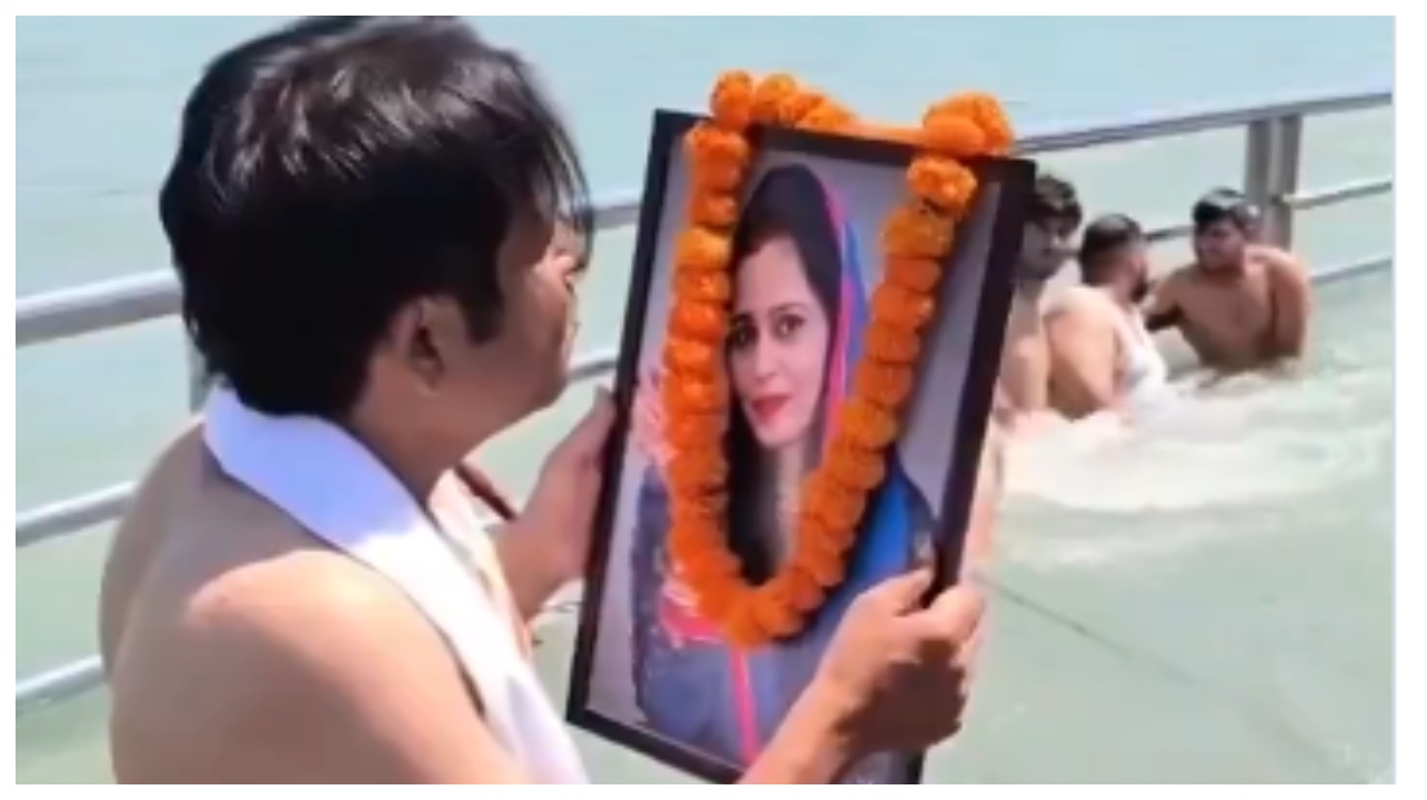 ரீல்ஸ் பைத்தியம்.. பொறுத்து பொறுத்து பார்த்த கணவர் எடுத்த விபரீத முடிவு – இணையத்தை அதிரவைக்கும் ‘பிண்ட தானம்’ வீடியோ…!!!