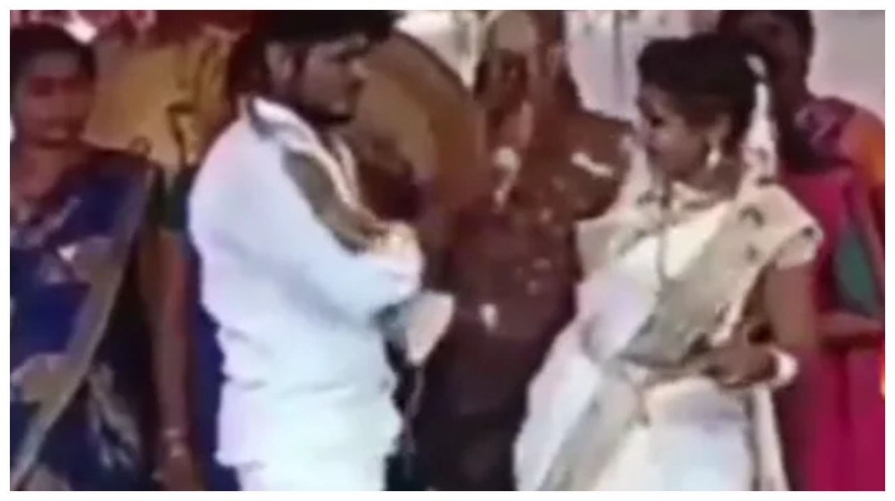 மாலையைத் தூக்கி வீசிய மணமகள்.. நடுங்கிக் போன மாப்பிள்ளை வீட்டார்… அடுத்து நடந்த ட்விஸ்ட் தான் ஹைலைட்…!!!
