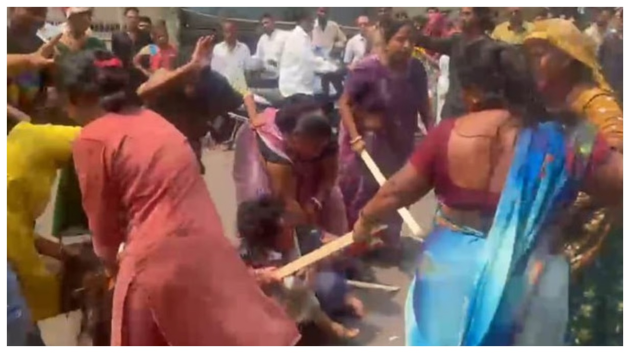 தலைமுடியை வெட்டி, அரை நிர்வாணமாக ஊர்வலம்… ஒரு பெண்ணுக்கு இப்படியா நடப்பது?… கொதிக்கும் பொதுமக்கள்… வீடியோ வைரலான உடனே பாய்ந்த போலீஸ்…!!!