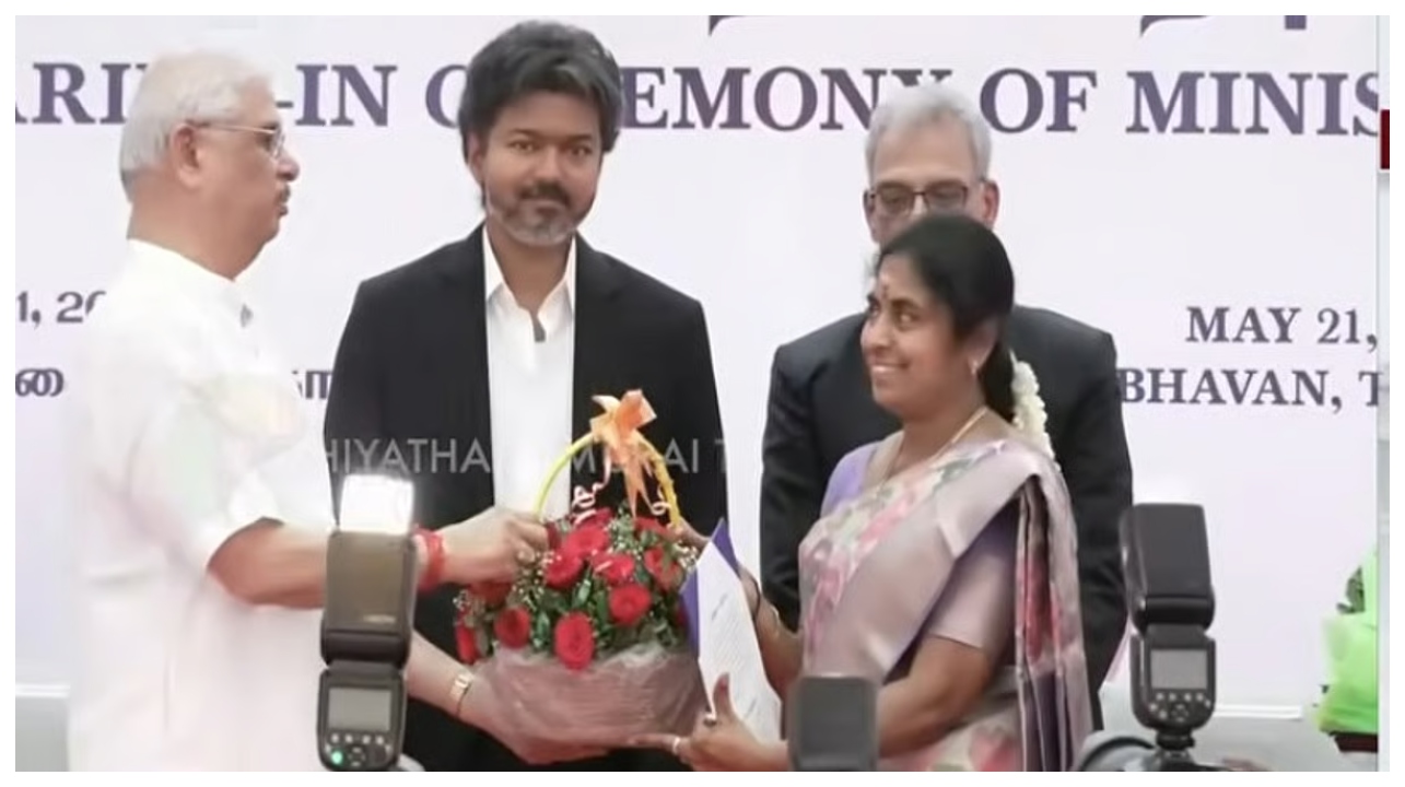 அமைச்சராகப் பதவியேற்ற கணம்… மேடையில் விஜயலட்சுமி செய்த காரியம் – மிரண்டு போன தொண்டர்கள்…!!!