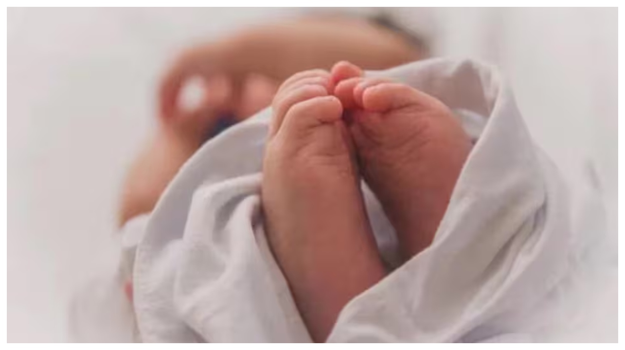 அதிர்ச்சி: மருத்துவமனை கழிவறையில் குழந்தையைப் பெற்றெடுத்த 14 வயது சிறுமி… பச்சிளம் குழந்தை சிக்கியதால் பரபரப்பு…!!!