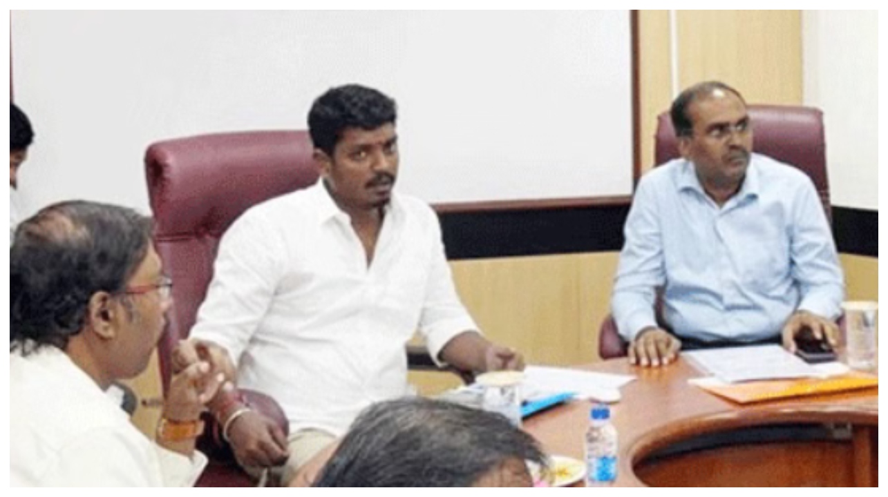 மது பாட்டிலுக்கு ரூ. 10 கூடுதலா?… பொதுமக்களின் புகாரால் அதிரடியாய் களத்தில் இறங்கிய அமைச்சர் விக்னேஷ்..!!!