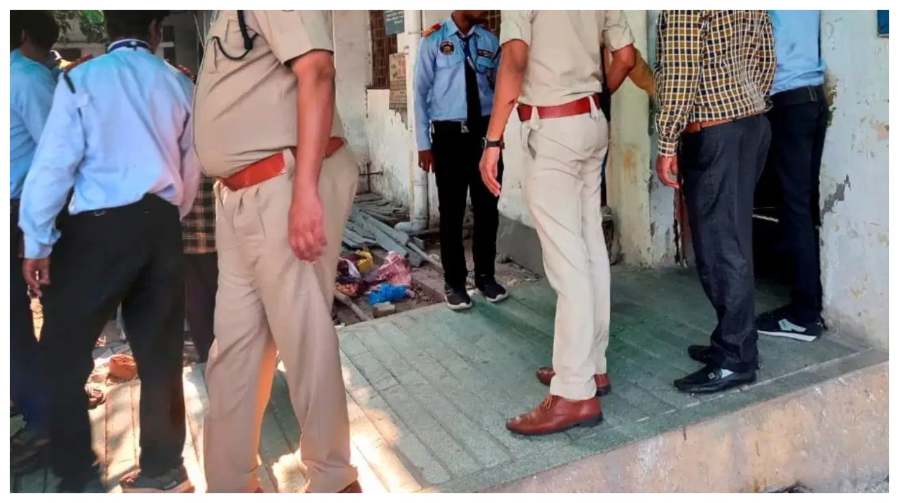 “ரூ.10,000 தர்றோம், மனைவியை விட்டுடு”… கணவனை வரவழைத்து கழுத்தை அறுத்துக் கொன்ற காதலன் – பகீர் பின்னணி…!!!