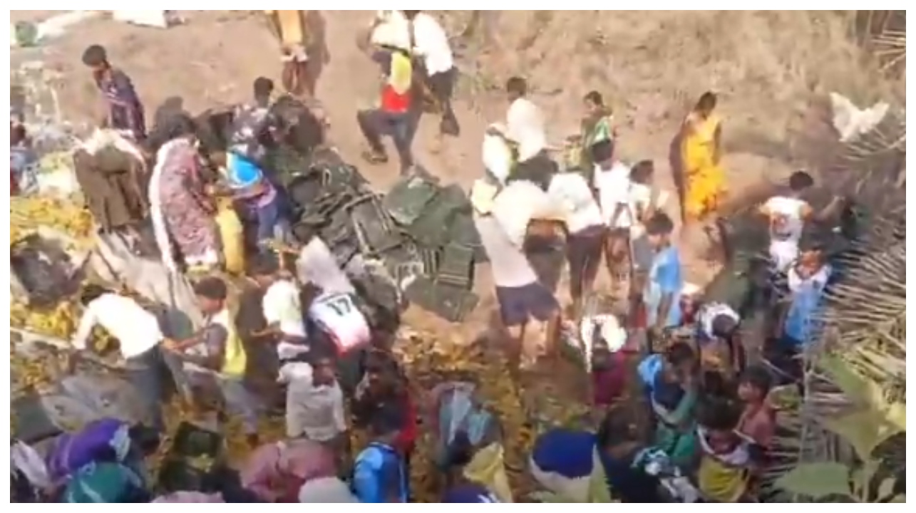 உயிருக்குப் போராடிய ஓட்டுநர், போட்டி போட்டு மாம்பழம் திருடிய கும்பல்… மனிதாபிமானத்தை காற்றில் பறக்கவிட்ட பால்கர் மக்கள்… வைரலாகும் வீடியோ…!!!