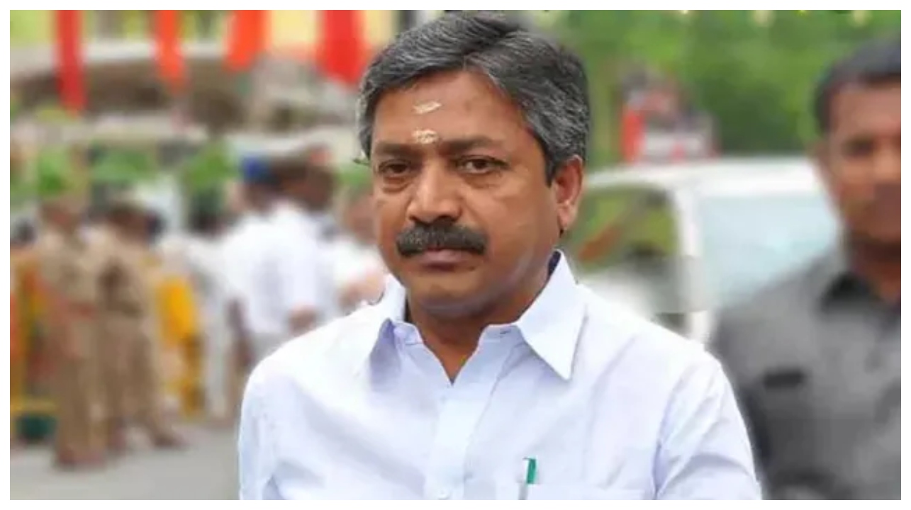 அதிமுக அலுவலகத்தில் குவிந்த போலீஸ்.. பதறிய நிர்வாகிகள்… சி.வி. சண்முகம் சொன்ன ‘அந்த’ ஒரு வார்த்தை.. எடப்பாடி தரப்பு ஷாக்…!!!