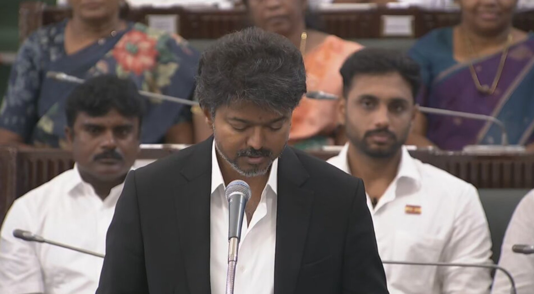 பரபரப்பில்  சட்டப்பேரவை! நம்பிக்கை வாக்கெடுப்பு தீர்மானத்தை வாசித்த விஜய்! – இன்னும் சற்று நேரத்தில் ஓட்டெடுப்பு.. தப்பிக்குமா தவெக அரசு?