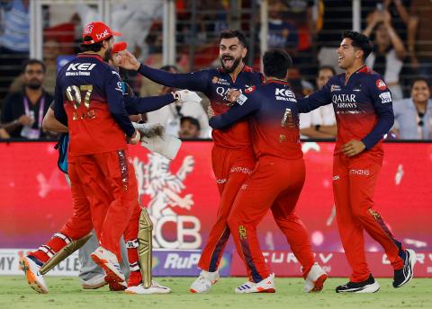 கடைசி 2 பந்துகள்…! விராட் கோலியின் ஆவேச கொண்டாட்டம்… ப்ளே ஆஃப் வாய்ப்பை இழந்தது மும்பை… ஆர்சிபி வெற்றியால் கொண்டாட்டத்தில் ரசிகர்கள்..!