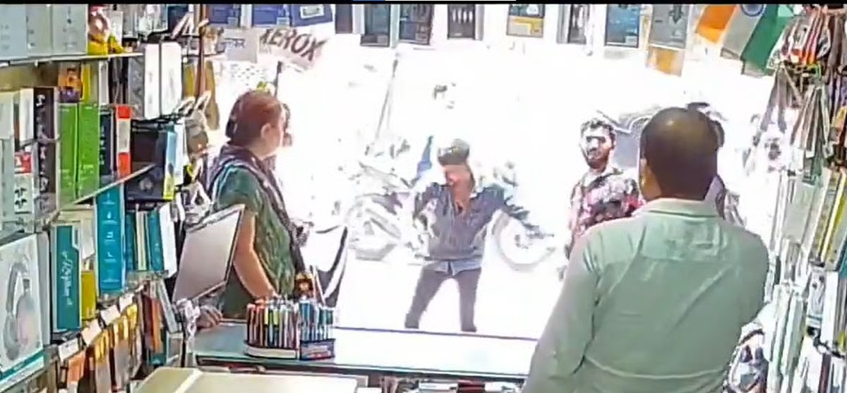 “ஓட ஓட விரட்டியடித்த ரவுடி?”… கற்களை வீசி கடையில் அராஜகம்… வைரலாகும் பகீர் வீடியோ..!!!!