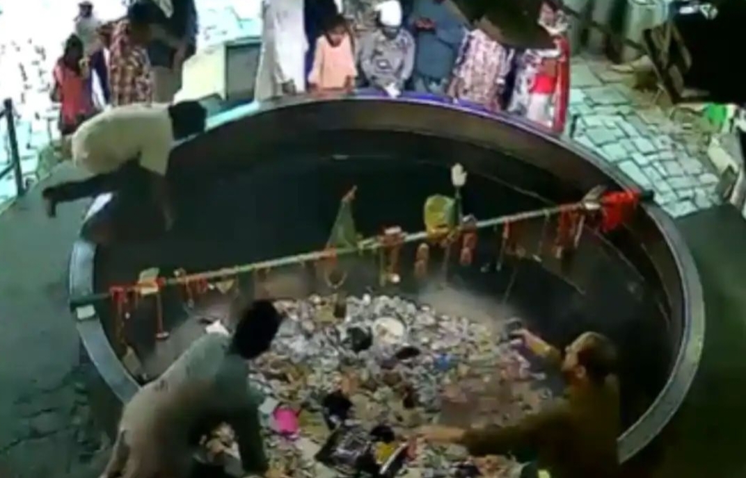 “துடிதுடித்த ஊழியர்கள்.. அண்டாவிற்குள் போராட்டம்!” – பணமும் நகையும் இருந்த இடத்தில் குதித்த நபர்.. அஜ்மீர் தர்காவில் அரங்கேறிய சினிமா பாணி சம்பவம்.. நெஞ்சை பதறவைக்கும் சிசிடிவி காட்சிகள்..!!