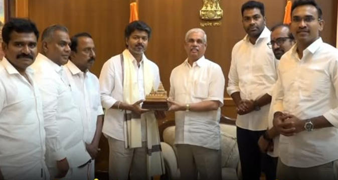 BREAKING: நாளை காலை 11:30 மணிக்கு முதல்வராகிறார் விஜய்! – நேரு ஸ்டேடியத்தில் பிரமாண்ட பதவியேற்பு விழா! – ஆளுநரைச் சந்தித்து உரிமை கோரிய தவெக தலைவர்..!!