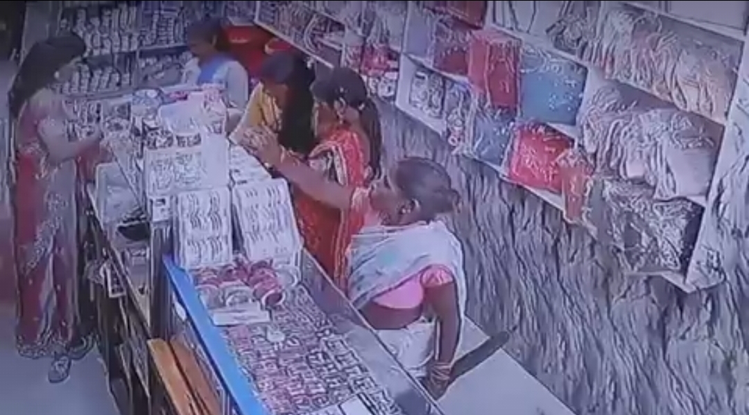 “நல்லா உத்து பாருங்க…. கேமரா உங்களைத்தான் பார்க்குது” வளையல் திருட்டை கச்சிதமாக படம் பிடித்த சிசிடிவி…. வசமாக சிக்கிய பெண்….!!