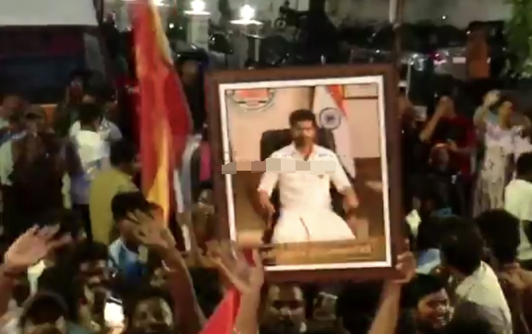 கோட்டையைக் கைப்பற்றிய தவெக…. ‘முதலமைச்சர் விஜய்’ புகைப்படத்துடன் தொண்டர்கள் மாஸ் கொண்டாட்டம்…. வைரலாகும் வீடியோ….!!