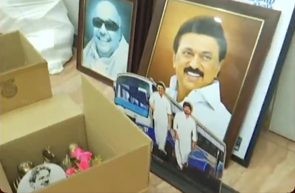 முடிவுக்கு வந்த ஸ்டாலின் ஆட்சி…. தலைமைச் செயலகத்தில் காலி செய்யப்படும் திமுக பொருட்கள்…. வைரலாகும் வீடியோ….!!