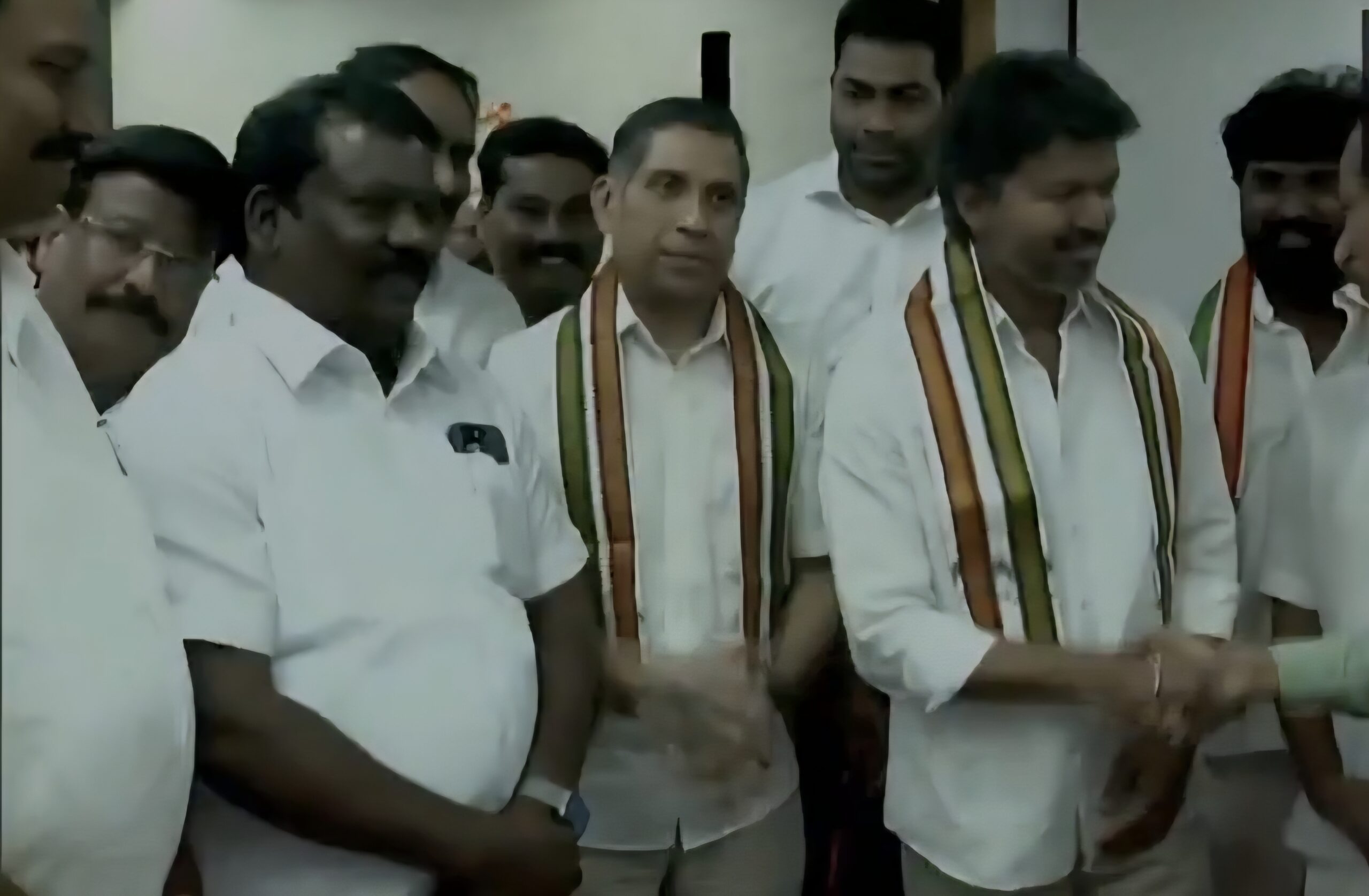 “விஜய்க்கு காங்கிரஸ் துண்டு போட்டாச்சா?” பனையூர் ஆபீஸில் நடந்த அந்தத் திடீர் சந்திப்பு…. பின்னணி என்ன….?