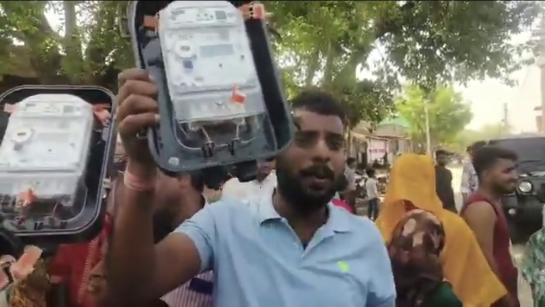 “இது ஸ்மார்ட் மீட்டரா இல்ல கொள்ளை மீட்டரா?” எரியாத லைட்டுக்கு எகிறும் ரீடிங்…. வீதியில் இறங்கிய மக்கள்…. வைரலாகும் வீடியோ….!!