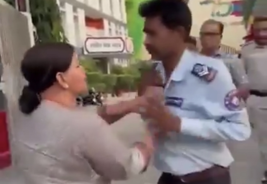 “பிள்ளை மாதிரி வளர்த்த நாயை கொன்னுட்டானே” காவலாளியை அடி வெளுத்து வாங்கிய பெண்…. வேடிக்கை பார்த்த போலீஸ்…. வைரலாகும் வீடியோ….!!
