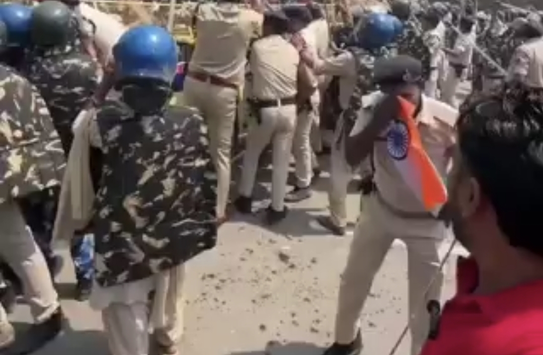 “எந்த தைரியத்துல இப்படி பண்ணீங்க?” தேசியக் கொடியை அவமதித்த போலீஸ்…. வைரலாகும் பகீர் வீடியோ….!!