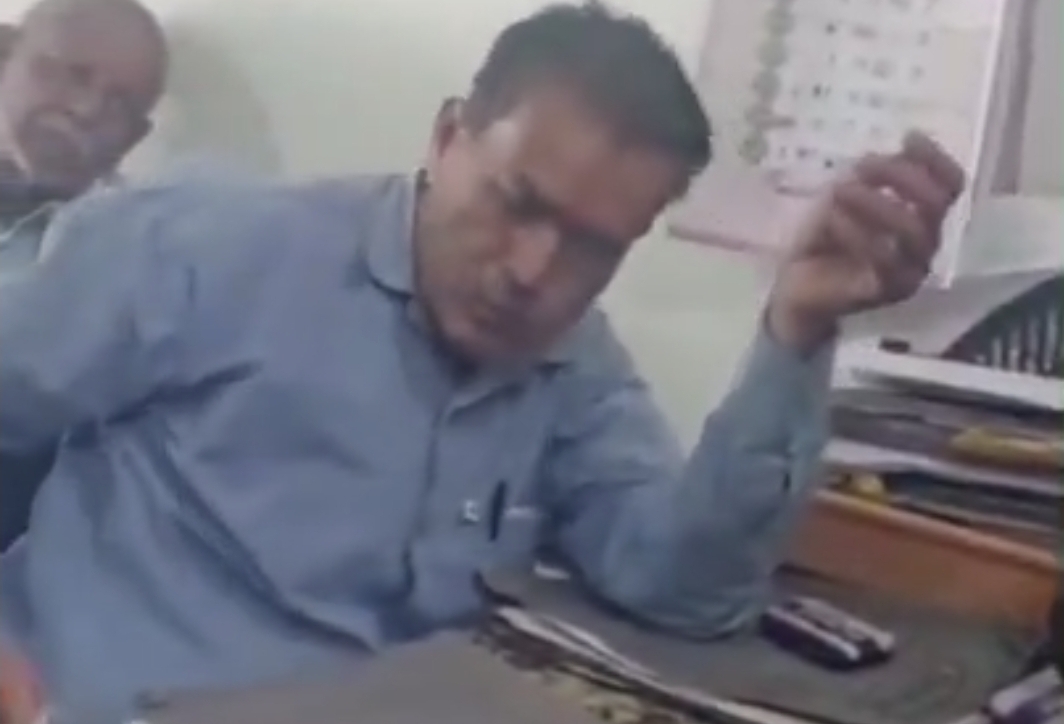 “தட்டி கேட்க ஆளில்லையா?” ஏழை விவசாயியிடம் பணம் பறிக்கும் அரசு அதிகாரி…. வைரலாகும் வீடியோ ஆதாரம்….!!