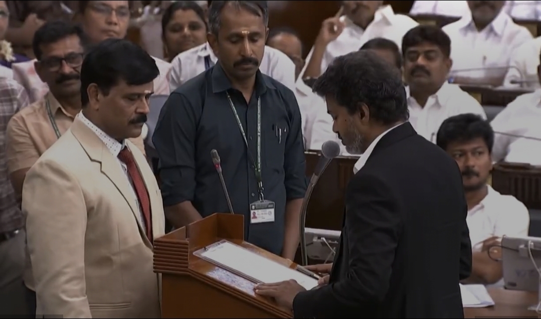 “முகத்தை கூட பார்க்கல” விஜய் பதவியேற்றபோது உதயநிதியின் ரியாக்‌ஷன்…. இணையத்தைக் கலக்கும் சட்டசபை வீடியோ….!!