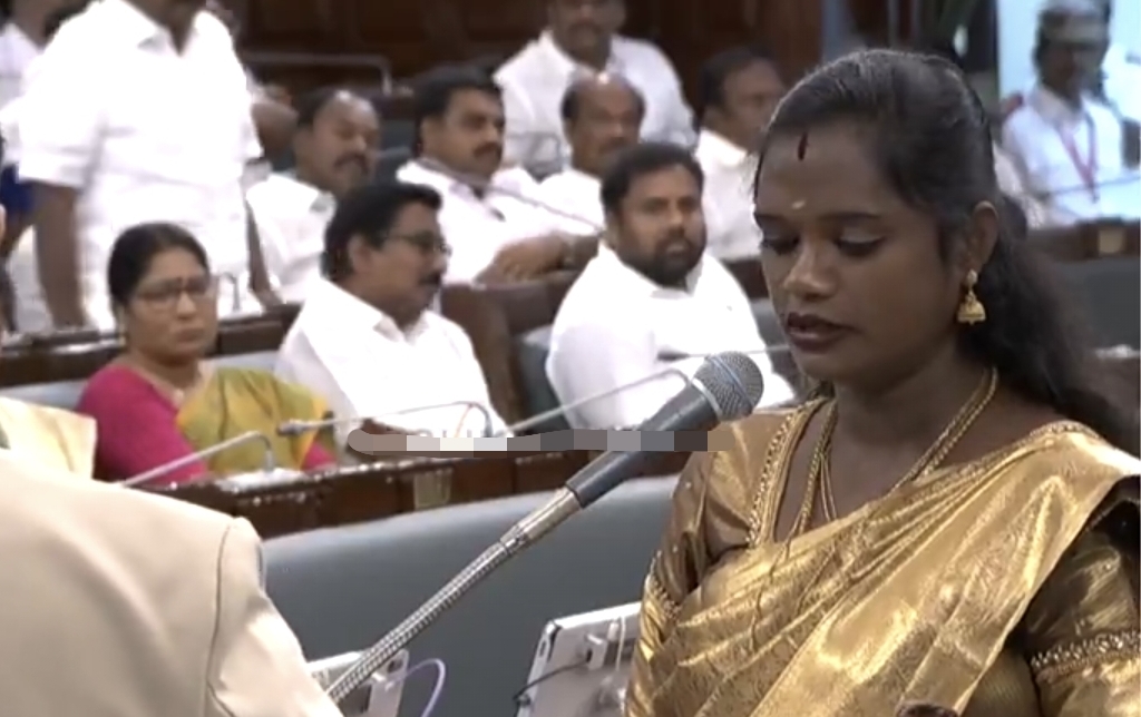 ​”யார் இந்த பல்லவி?” பதவியேற்பு விழாவுக்கு நிறைமாத கர்ப்பிணியாக வந்த தவெக எம்.எல்.ஏ…. கோட்டையே நெகிழ்ந்த தருணம்….!!