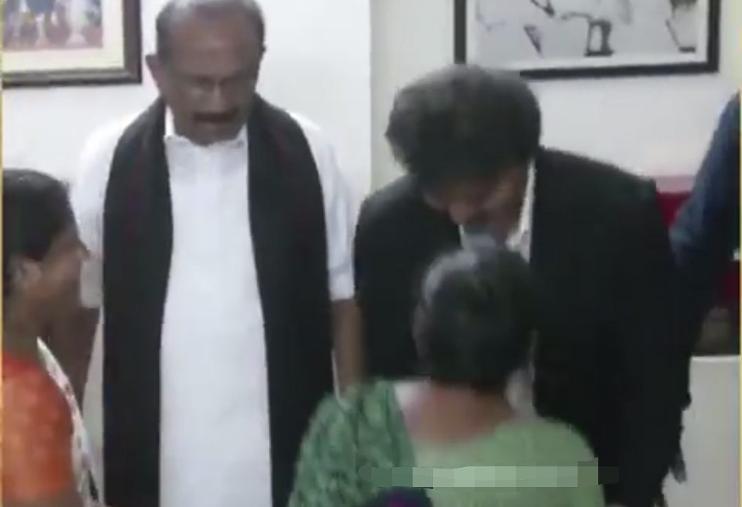 “ஐயோ அம்மா…. கால்ல விழாதீங்க” பதறி போன முதல்வர் விஜய்…. வைகோ வீட்டில் நடந்த சம்பவம்…. வைரலாகும் நெகிழ்ச்சி வீடியோ….!!