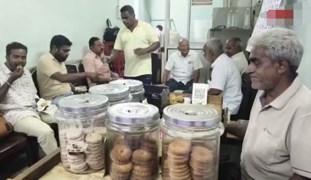 “எங்க முதல்வர் விஜய்க்காக இது கூட செய்யலனா எப்படி?” இலவச டீ…. இலவச ஸ்நாக்ஸ்…. தேநீர் கடைக்காரர் செய்த அதிரடி….!!