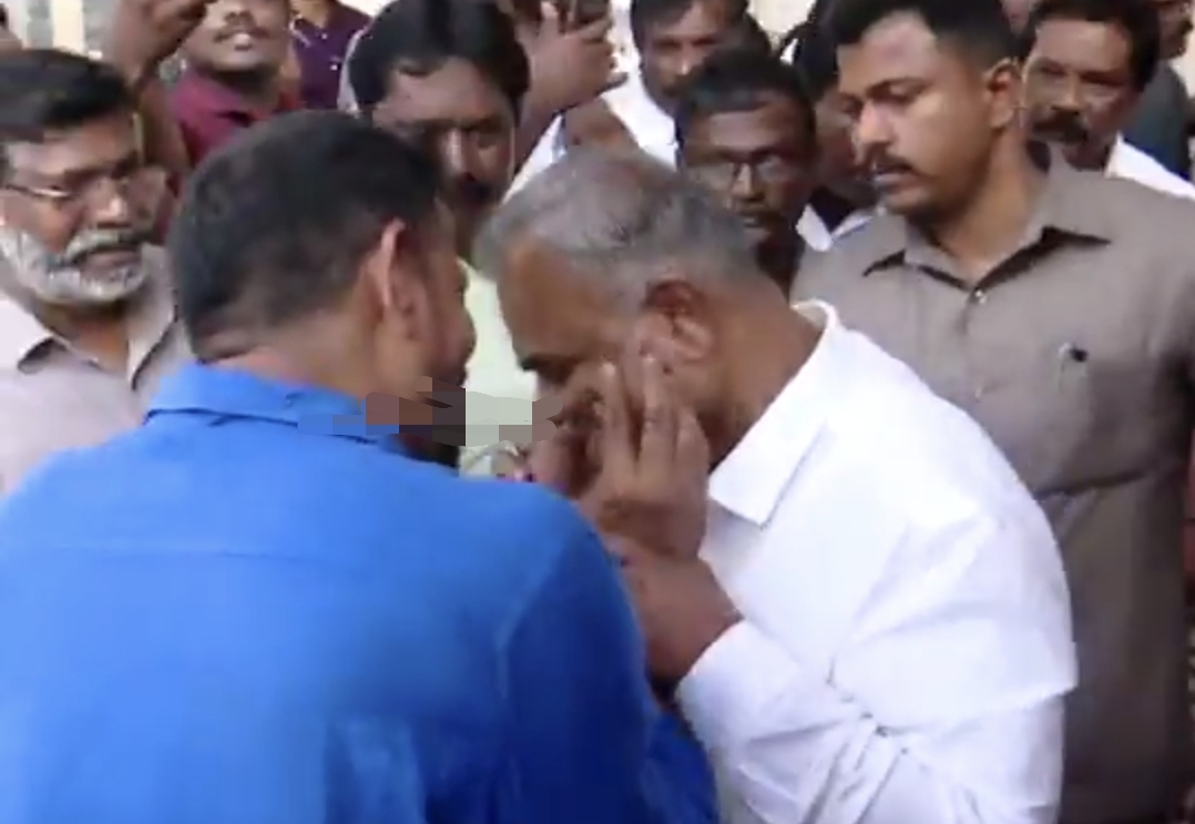 “என்ன ஒரு பாசம் பாருங்க” என்.ஆனந்த் கன்னத்தை கிள்ளிய விசிக தொண்டர்…. வைரலாகும் க்யூட் வீடியோ….!!