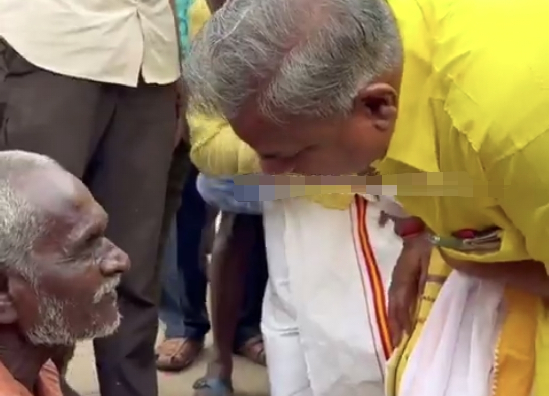 சாலையோரம் அமர்ந்திருந்த முதியவர்…. ஆனந்த் செய்த அந்த ஒரு காரியம்…. நெகிழ்ச்சியில் நனைந்த எக்ஸ் வலைதளம்….!!