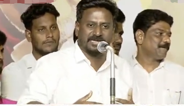“இப்படி ஒரு முதலமைச்சரா…. வரலாற்றில் இதுவே முதல் முறை” செங்கோட்டையனுக்காக விஜய் செய்த செயல்…. நெகிழ்ந்து போன ராஜ்மோகன்….!!