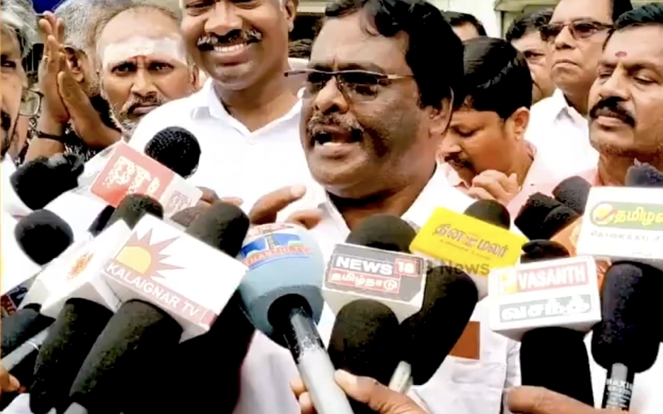 “நீ 717 கடையை மூடினா…. நாங்க 4000 கடையை மூடுவோம்” முதல்வர் என்ன செய்ய முடியும்….? டாஸ்மாக் ஊழியர்கள் விடுத்த பகீர் சவால்….!