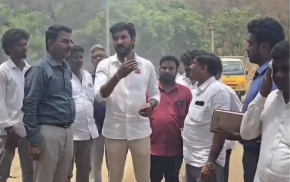 “தலைவர் விஜய் பேருக்கு கலங்கம் வந்தா சும்மா விடமாட்டேன்” ஒப்பந்தகாரர்களை ஸ்பாட்டிலேயே வறுத்தெடுத்த தவெக MLA சரத்குமார்….!!