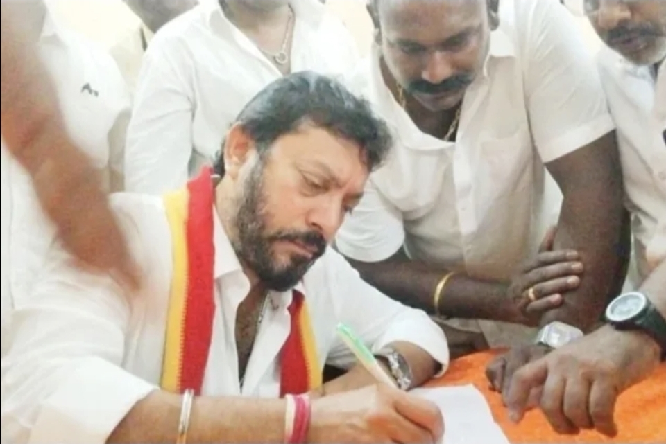 “கட்சி பெயரைக் கெடுத்தா ஆக்ஷன் வேற மாதிரி இருக்கும்” பொதுமக்களிடம் மனுக்களை வாங்கி ஆக்ரோஷமாகப் பேசிய MLA ஸ்ரீநாத்….!!