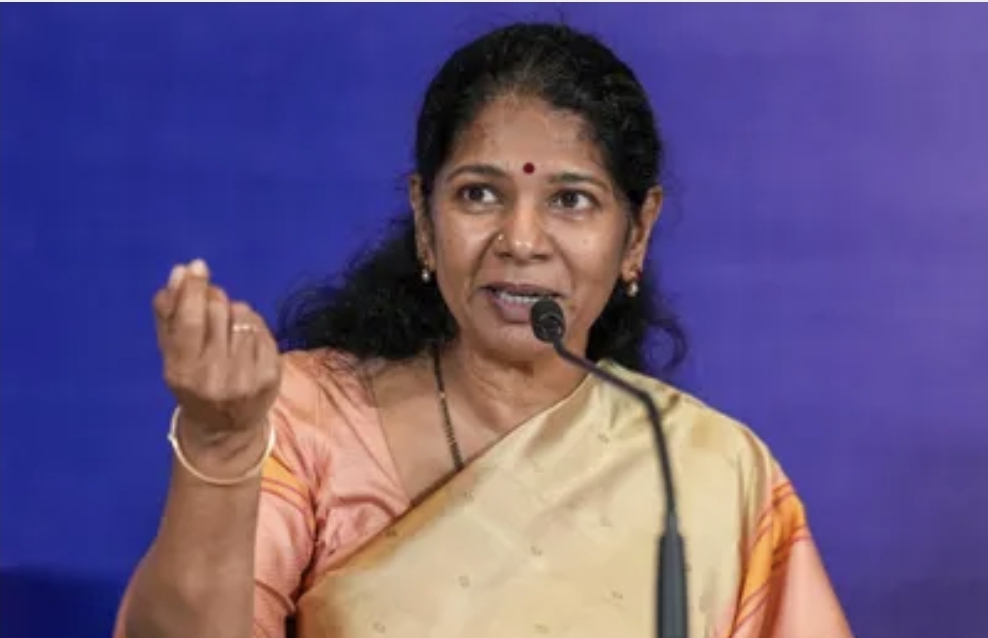 “கருத்து சொல்றவங்க தகுதியை யோசிங்க” சோசியல் மீடியாவ அப்படியே நம்பாதீங்க…. கோவையில் கனிமொழி எம்பி அதிரடி….!!