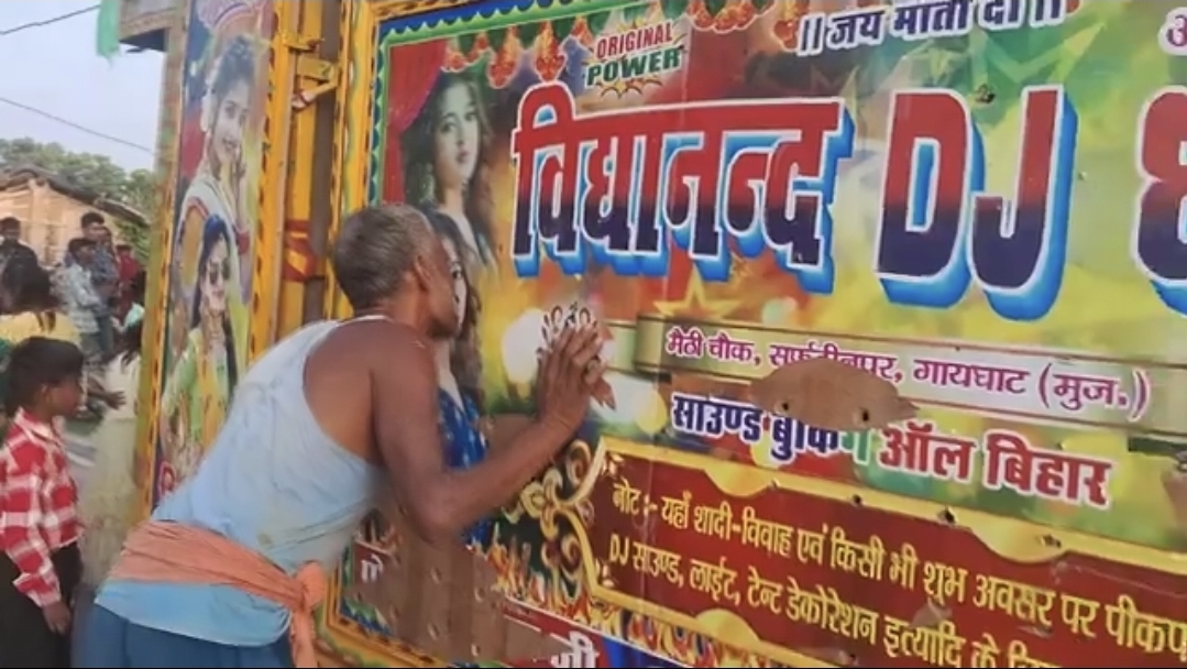 “போஸ்டர்ல கூட பொண்ண விட்டு வைக்க மாட்டாங்க” நடுரோட்டில் முதியவர் செய்த அசிங்கம்…. வைரலாகும் அதிர்ச்சி வீடியோ….!!