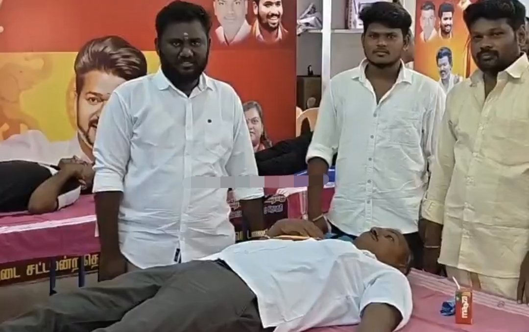 தலைவர் விஜய் CM ஆனதால் தொண்டர்கள் அதிரடி…. 108 பேர் ஒரே நேரத்தில் ரத்ததானம்….!!