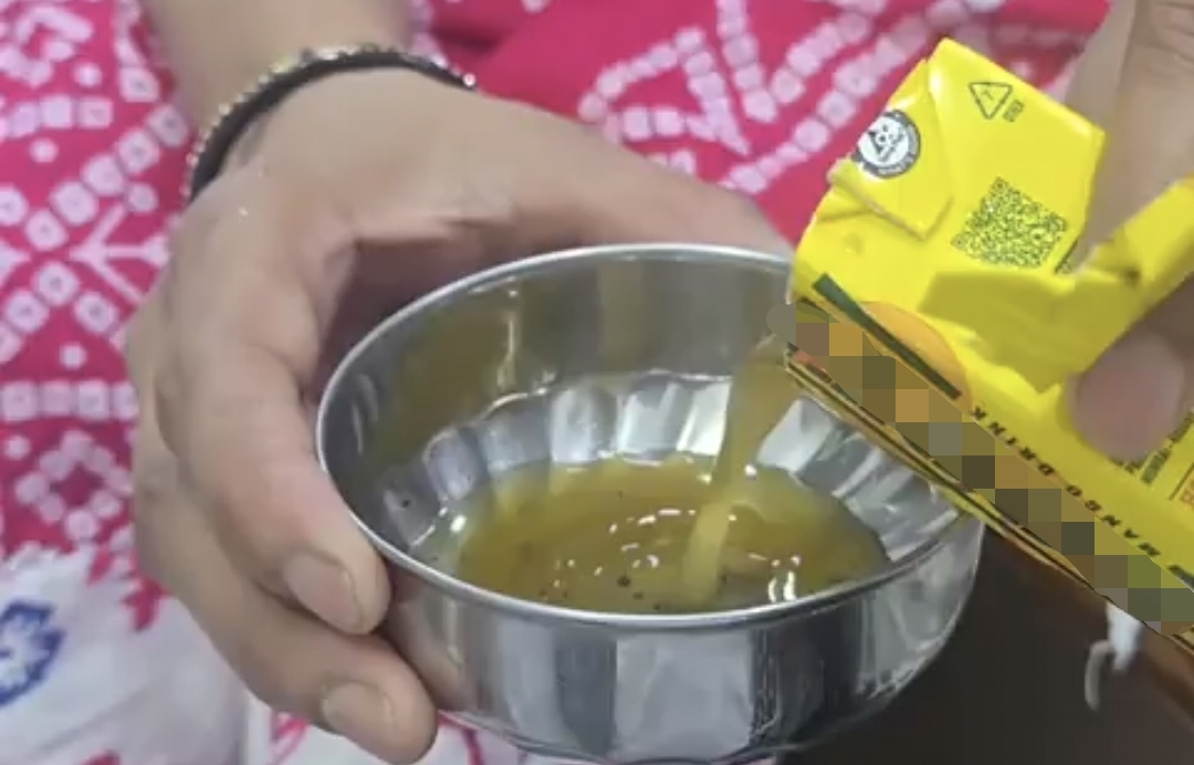 பெற்றோர்களே உஷார்…. பிராண்ட் பேரை நம்பி குழந்தைகளுக்கு விஷம் தர்றோமா….? இணையத்தில் தீயாய் பரவும் பகீர் காட்சி….!!