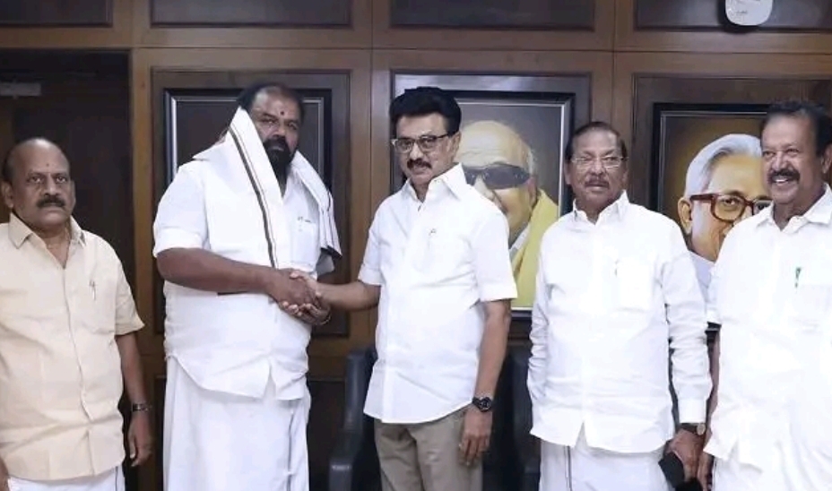 கெத்து காட்டும் திமுக…. ஸ்டாலினுடன் கைகோத்த முன்னாள் எம்எல்ஏ…. அதிர்ச்சியின் உச்சத்தில் இபிஎஸ்….!!