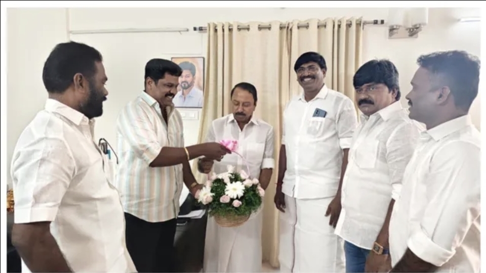 எடப்பாடி கூடாரத்துல அடுத்த விக்கெட்டும் காலி….? முன்னாள் எம்.எல்.ஏ சதன் பிரபாகரன் திடீரென தவெக-வில் ஐக்கியம்….!!
