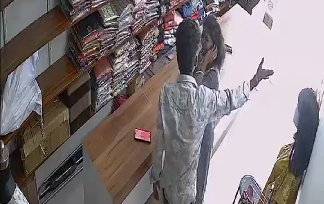 “என்னை ஏமாத்துறியான்னு கேட்டு….” காதலியை கொடூரமாக தாக்கிய காதலன்…. நெஞ்சை உலுக்கும் சிசிடிவி காட்சி….!!