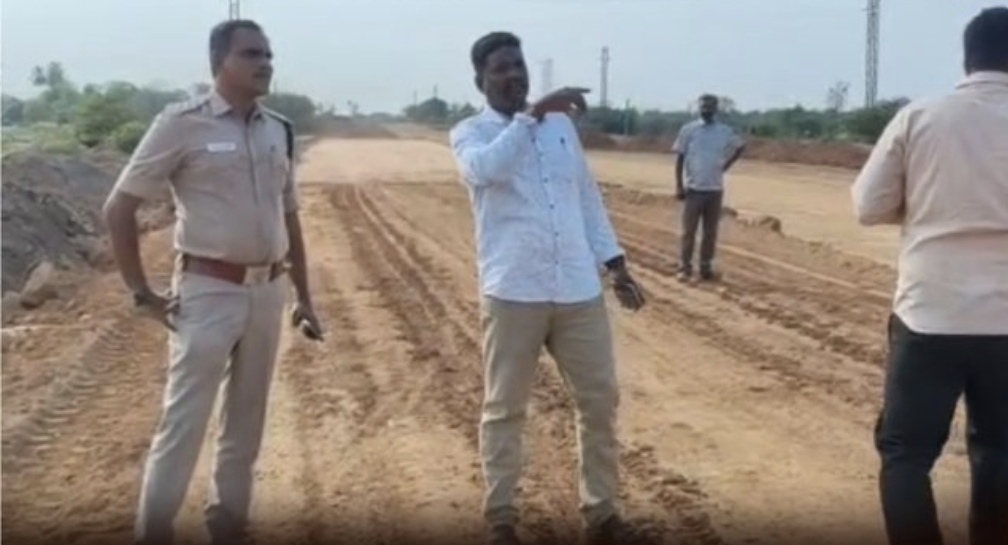 “அரைகுறையா புதைக்கப்பட்ட பெண்ணின் உடல்” யார் என்று தெரியாததால் சிக்கல்…. தனிப்படை அமைத்து விசாரிக்கும் போலீஸ்….!!