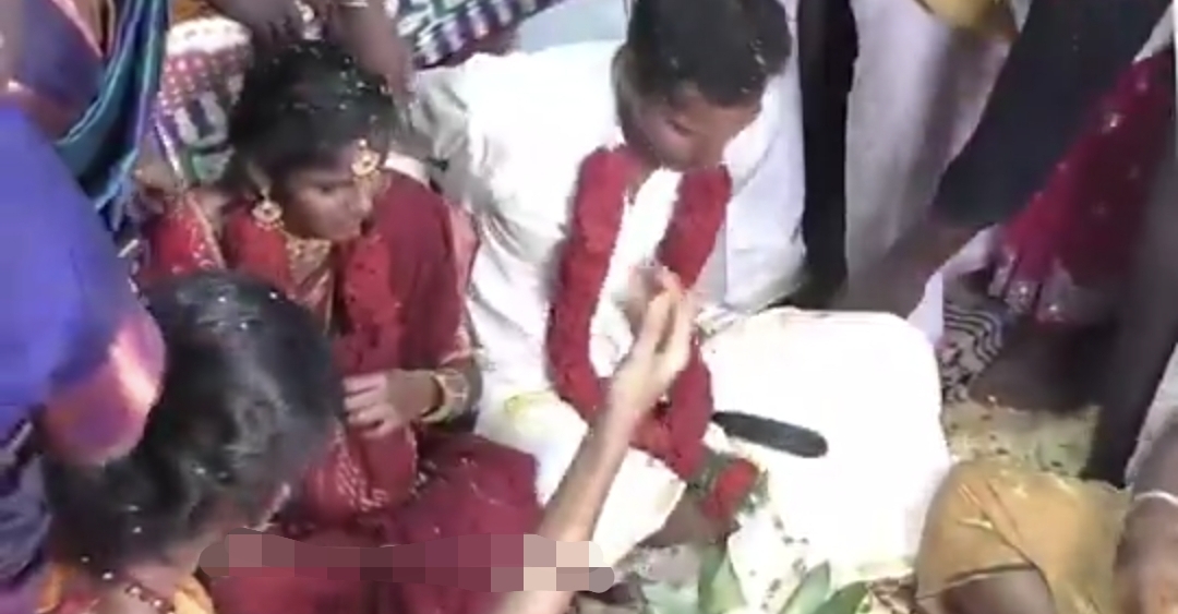 “கல்யாணத்துக்கு இடம் பிடிக்க இவ்வளவு போராட்டமா?” வாழப்பாடி கோவிலில் ஒரே நாளில் 100 திருமணங்கள்…. உறவினர்கள் தள்ளுமுள்ளு….!!