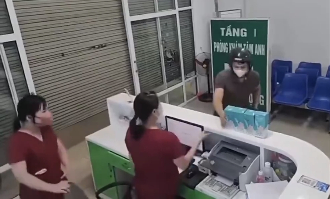 நள்ளிரவில் ஷட்டருக்கு அடியில் புகுந்த மர்ம நபர்? இது திருட்டா? இல்ல உயிரைக் காக்கும் போராட்டமா? வைரலாகும் வீடியோ….!!