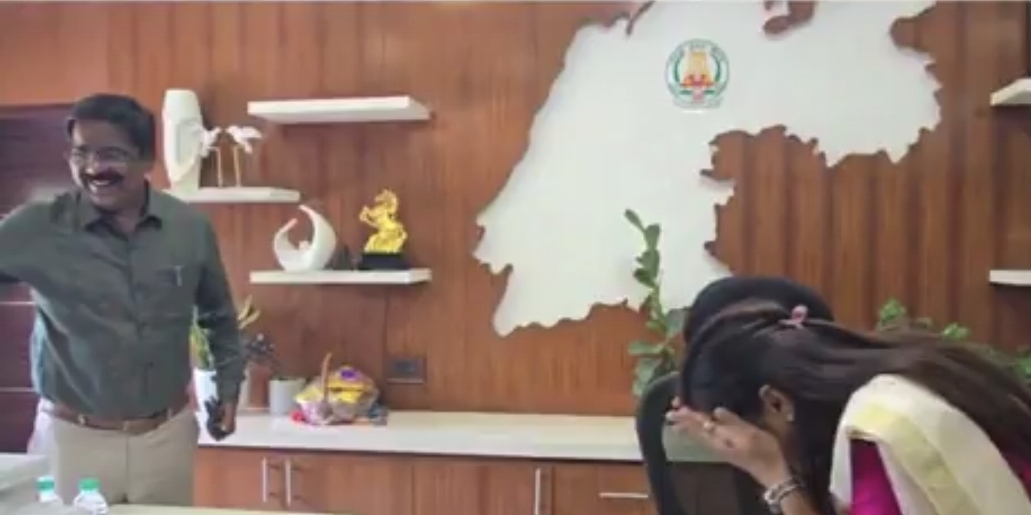 “உங்களை எங்கேயோ பார்த்திருக்கேனே?” முன்னாள் கலெக்டர் சொன்ன ‘அந்த’ பதில்…. வைரலாகும் சுவாரசிய சம்பவம்….!!