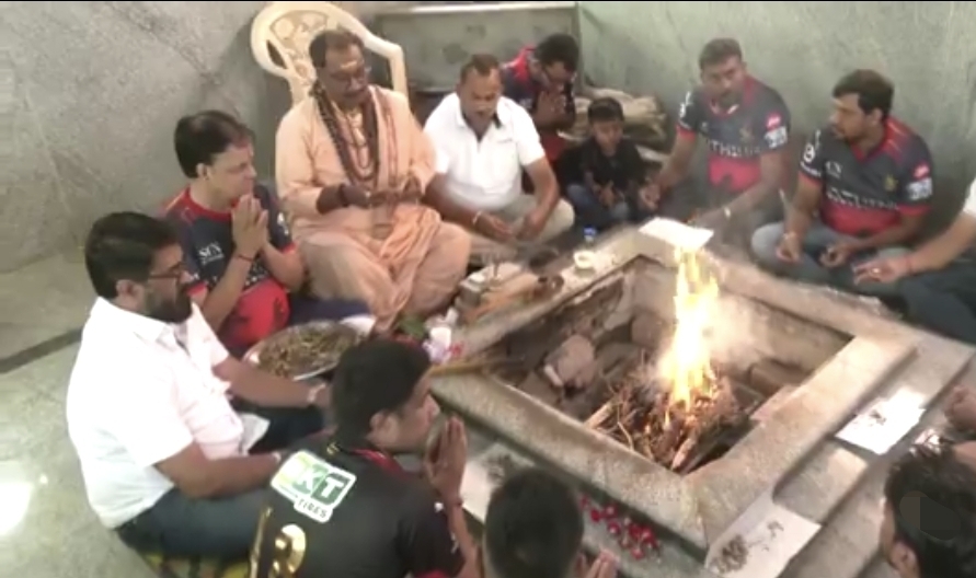 “இந்த தடவ கப்பு முக்கியம் பிகிலு” RCB சிறப்பு பூஜை செய்த ரசிகர்கள்…. வைரலாகும் வீடியோ….!!