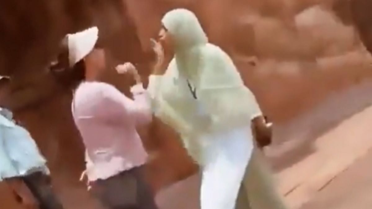 “விதிமுறைகள் உங்களுக்குக் கிடையாதா..?” கோயிலுக்குள் செருப்பு போடலாமா..? பெண் ஊழியரின் அலட்சியத்தை நடுரோட்டில் தட்டிக்கேட்ட பெண்..!!