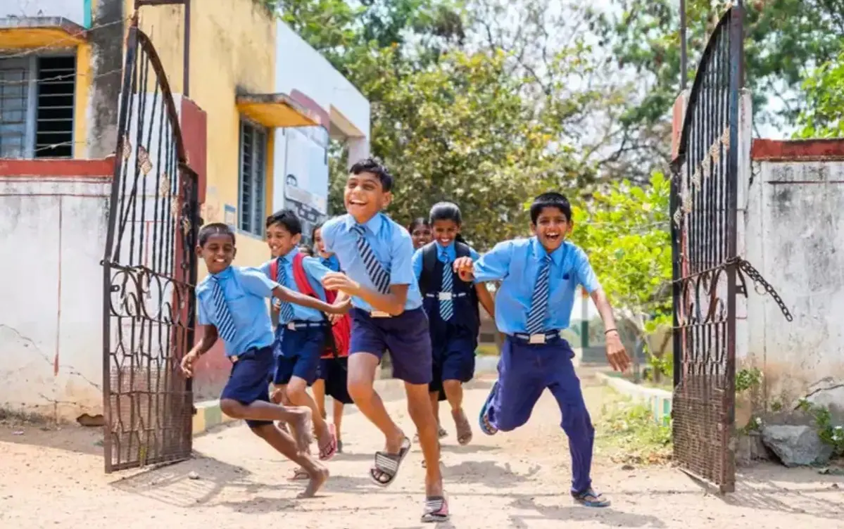 “ஸ்கூல் கிளம்ப ரெடியா?”.. தமிழகத்தில் பள்ளிகள் திறப்பு எப்போது?… தேதியை அறிவித்தது கல்வித்துறை…!!!!